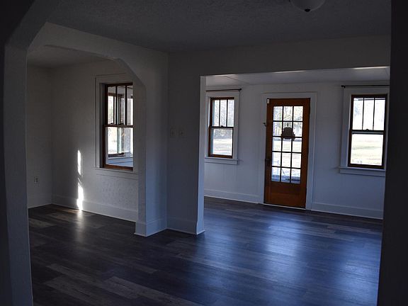 3rd image of 611 W Catalpa Dr