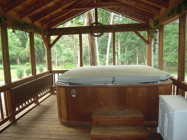 Screened-in Detached Deck w/Hot Tub