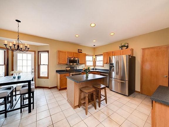 4th image of 688 Collingwood Dr