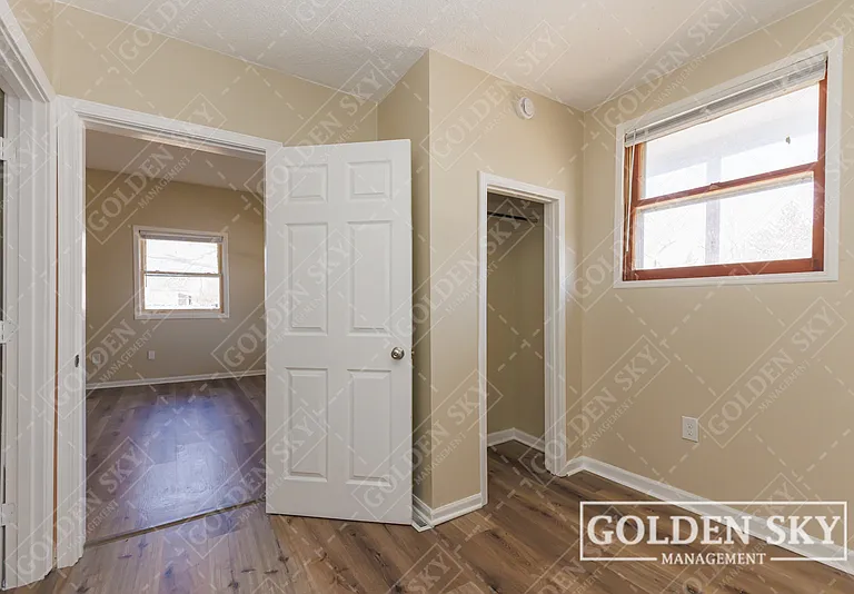 2915 S Vine St — Photo 3