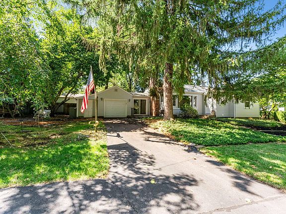 3rd image of 135 Orchard Dr