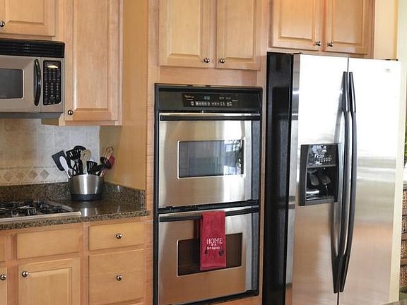 Gourmet Kitchen Opens to Family Rm Breakfast Rm