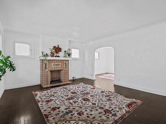 3rd image of 536 Clemesha Ave