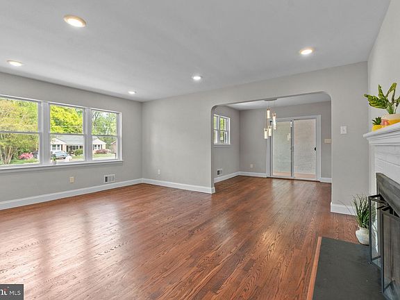 2nd image of 5001 Sharon Rd