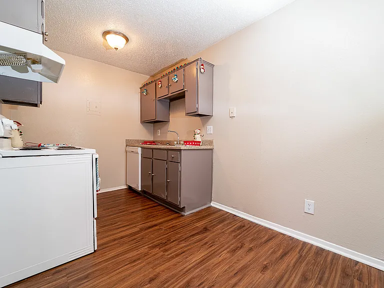 2359 Highland Rd — Photo 3