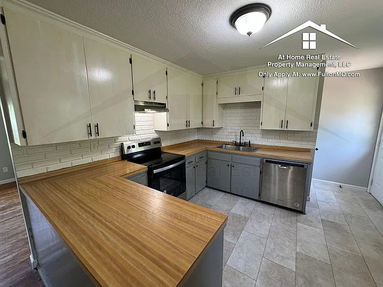 1304 Bradley Ln — Photo 7