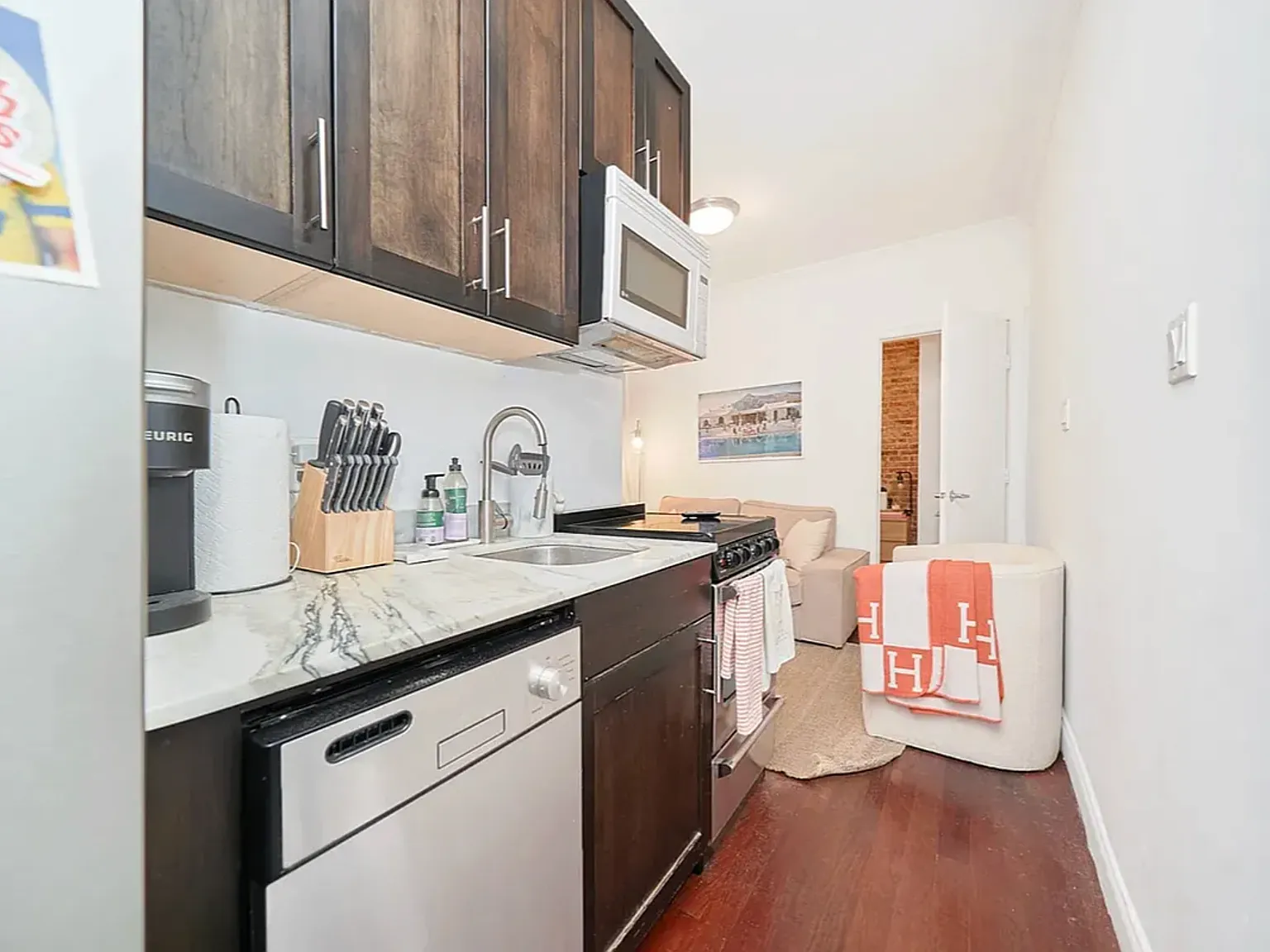 211 Avenue A — Photo 3