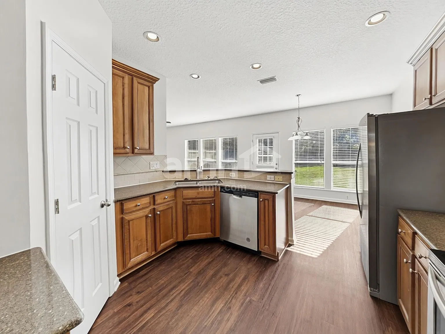 4 bed, 3.0 bath, 2210 sqft, $2,700 — Photo 4