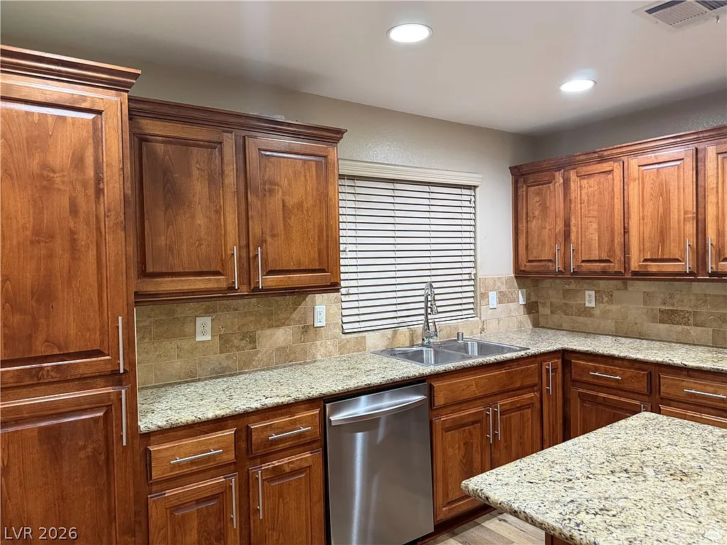 3 bed, 3.5 bath, 1686 sqft, $2,200 — Photo 3