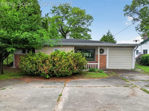 953 Lake Dr, Oxford, MI 48371