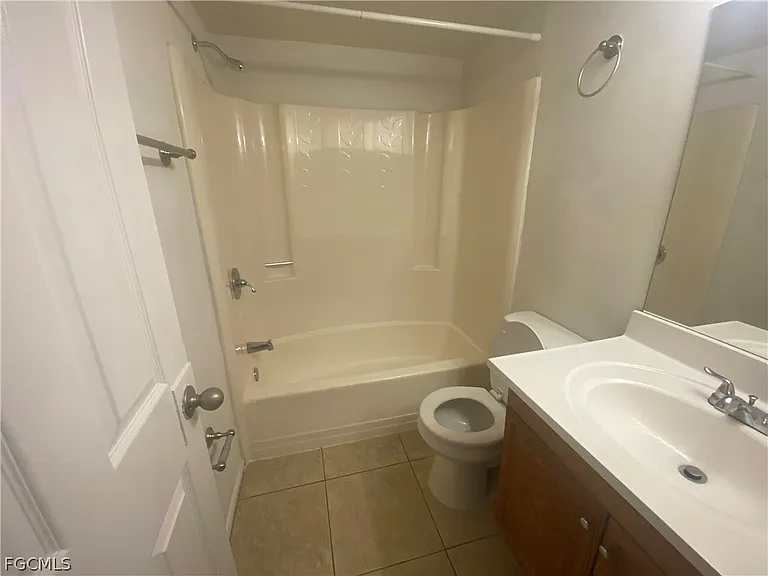 2670 Park Windsor Dr #405 — Photo 3