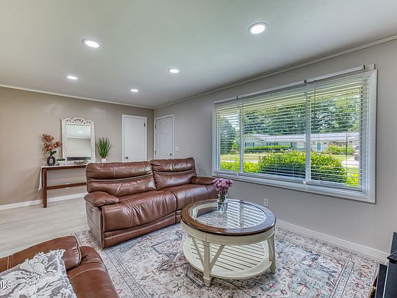 3rd image of 722 Rose Ln