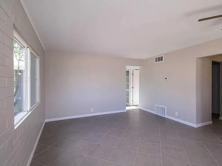 2402 E Cameron Vis #2402 — Photo 4