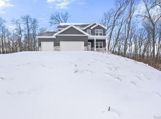 16142 Catalpa Ridge Dr, Holly, MI 48442
