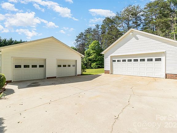 4th image of 1008 Park Cir