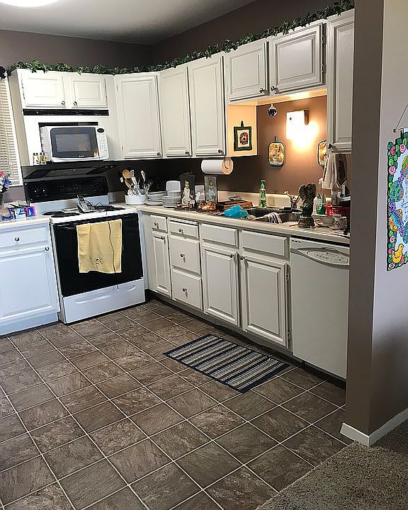 Eat-in kitchen. 
