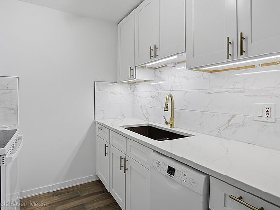 4th image of 1043 S York Rd APT 402