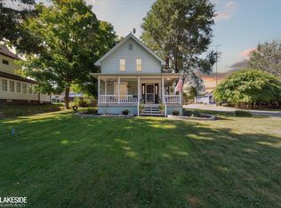 415 N Walnut St, Fenton, MI 48430