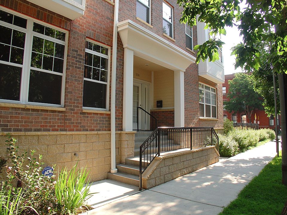 The ONLY unit with it's own separate entrance from the street! Main level 