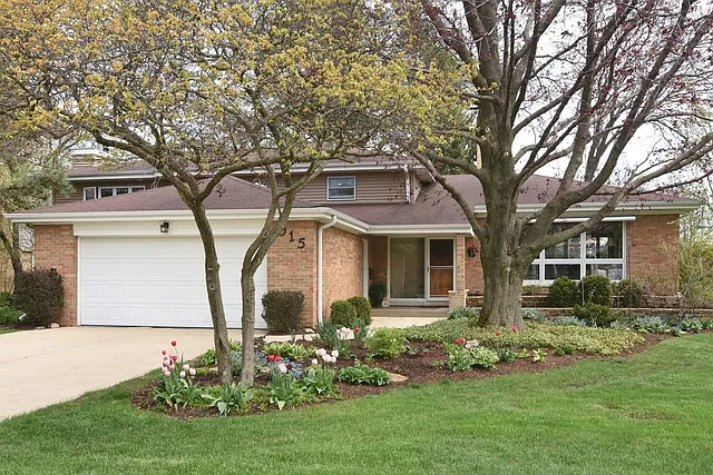915 Hawthorne Ln photo 1