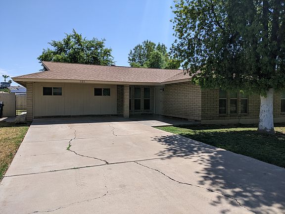 Front and side entrance both have screen security doors to enjoy the gorgeous weather.