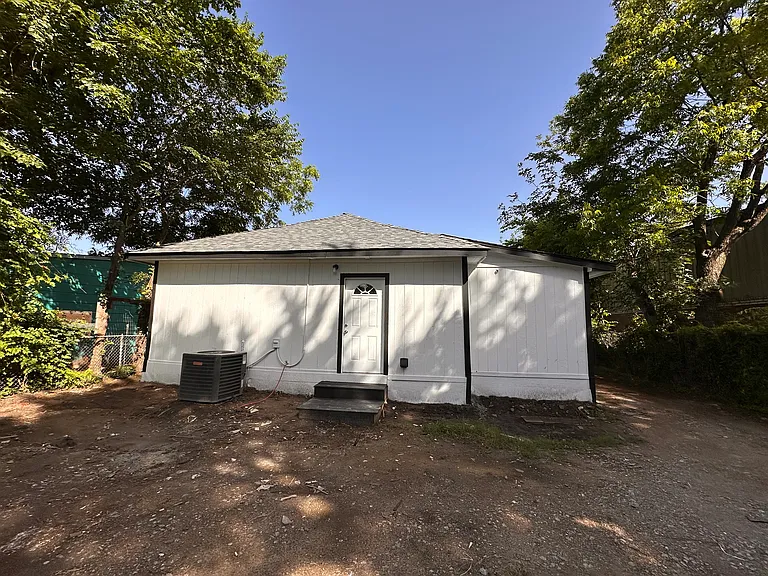 2438 Harding St — Photo 23