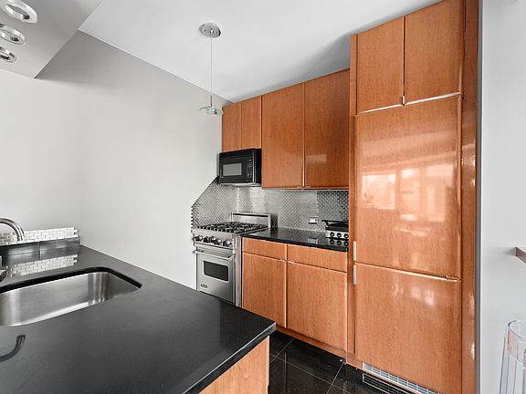 4th image of 150 W 56th St APT 3702