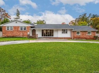 6 Beverly Rd, Oakdale, NY 11769