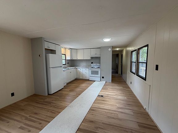 3rd image of 896 Middle Road