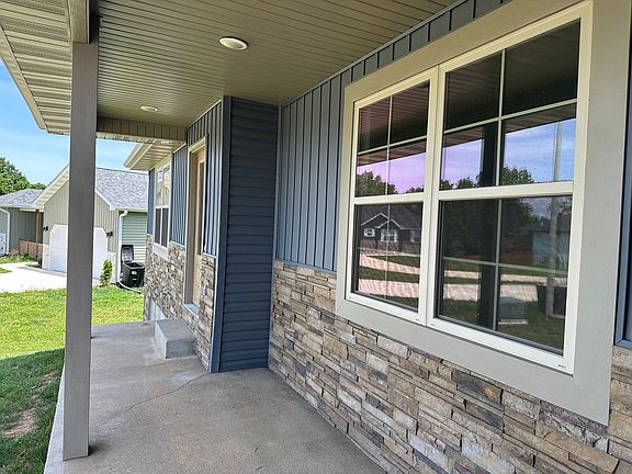 3rd image of 165 Mesa Dr
