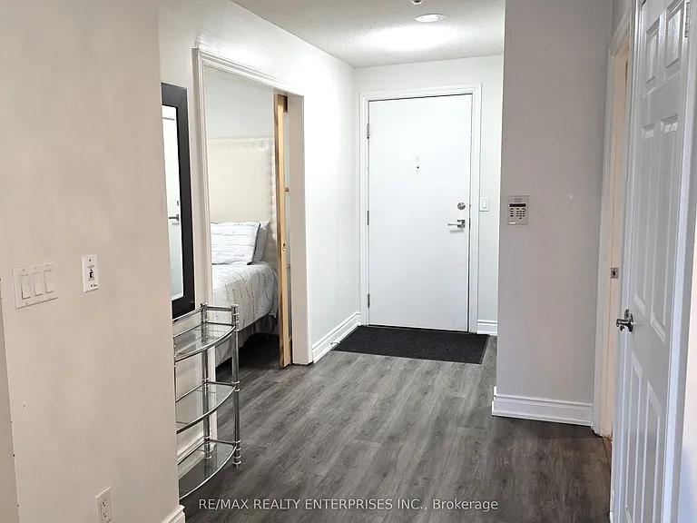 250 Wellington St W #1435 — Photo 31