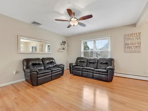 5th image of 210 Roundhill Dr