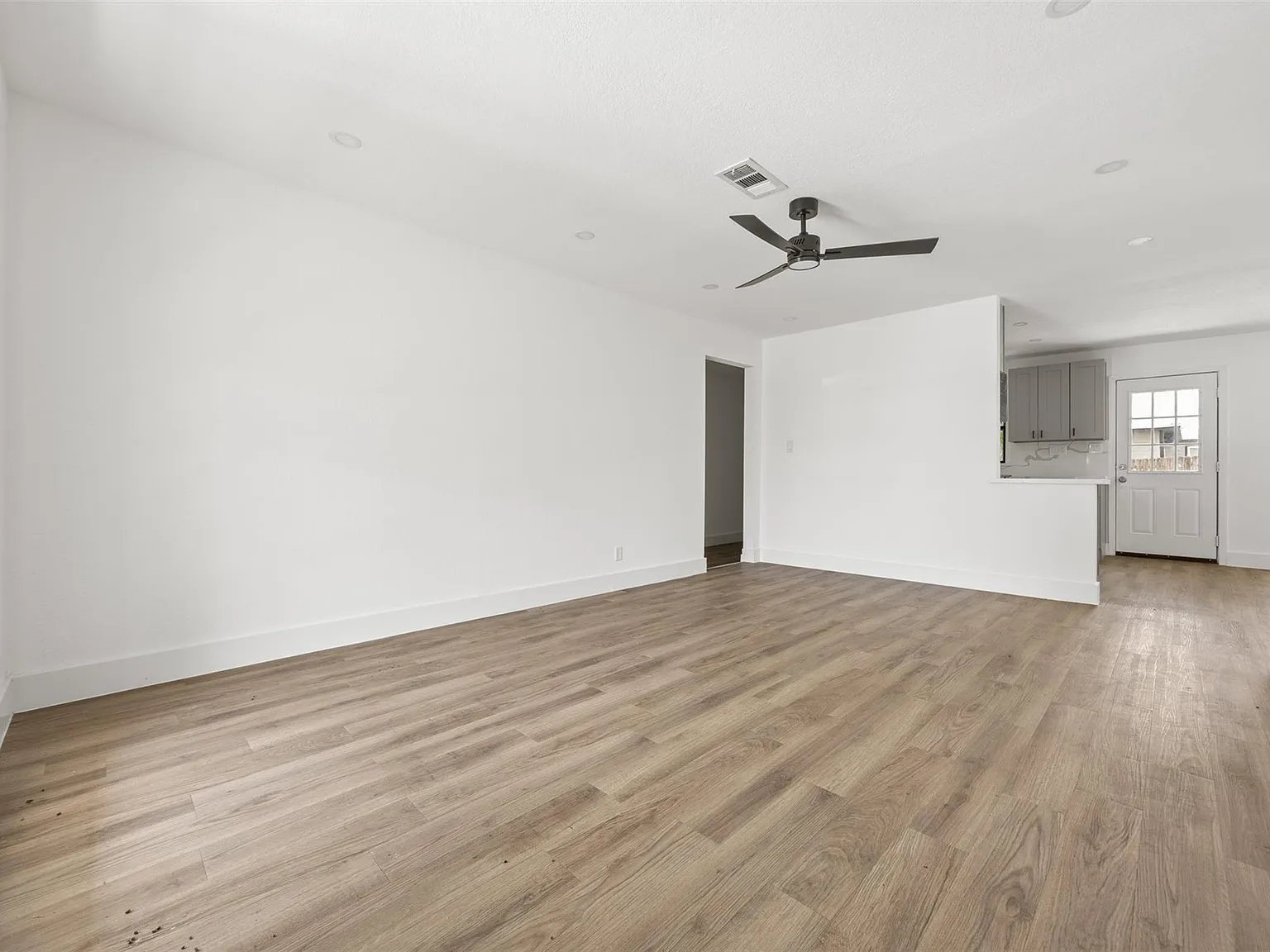 4 bed, 2.0 bath, 1463 sqft, $2,200 — Photo 4