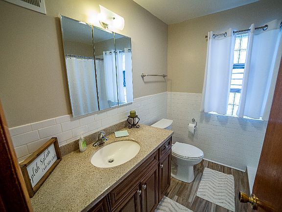 5th image of 2336 W 122nd St