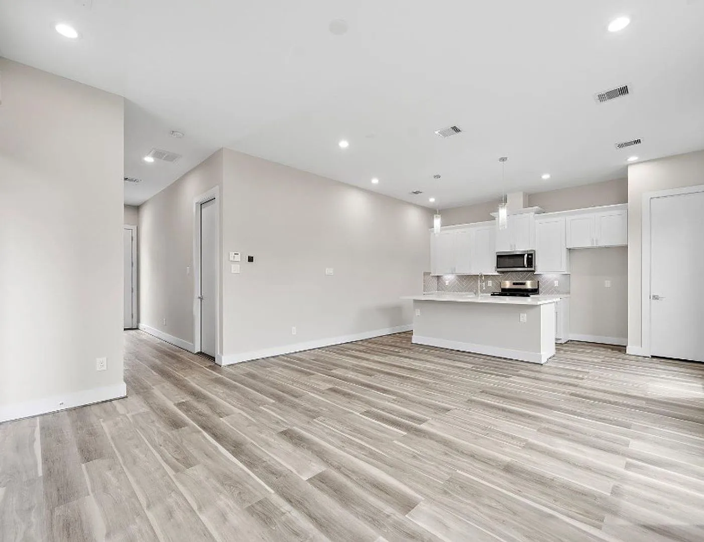 Luxury New Construction for Lease — Photo 4