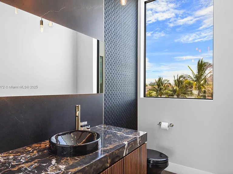 1400 Bayview Dr — Photo 30