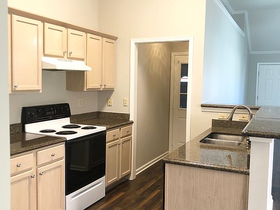 5th image of 620 Ashley Glen Cir E