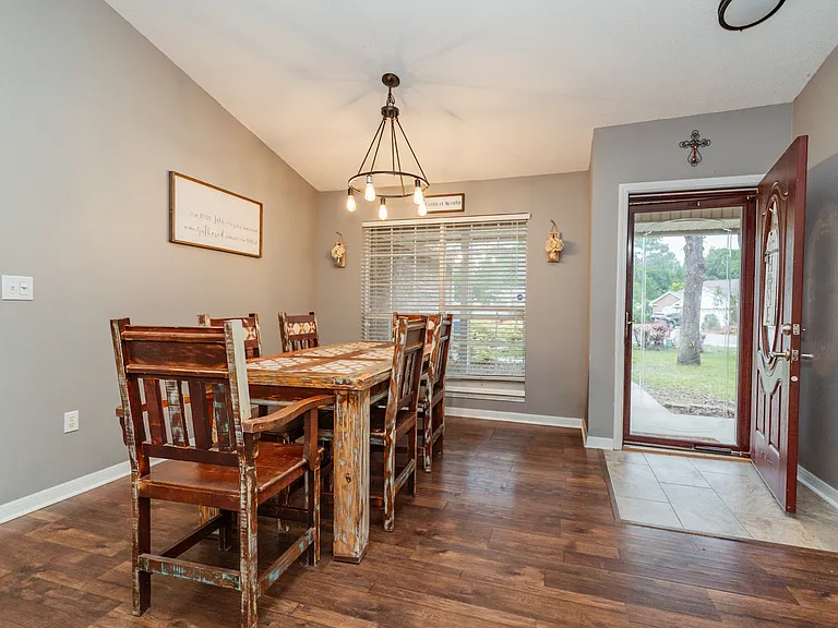 425 Whirlaway Ct — Photo 3