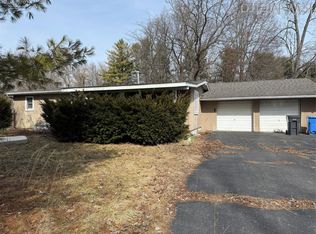 6915 Rink Dr, Brighton, MI 48114