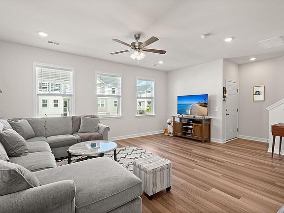 5th image of 214 Winding River Dr