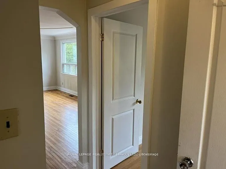 235 Lakeshore Rd W — Photo 18