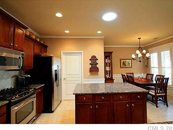 3rd image of 15295 Legend Oaks Ct