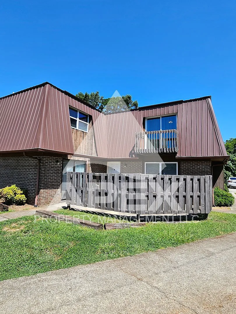 504 Cedartop Lane — Photo 1