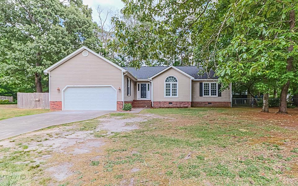 1st image of 204 N Pointe Dr