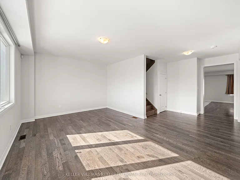 1466 Stovell Cres #MAIN UPPER — Photo 5