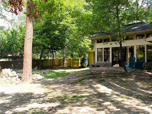 Large backyard with fountain