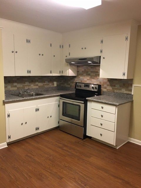 2nd image of 1004 Hickory St