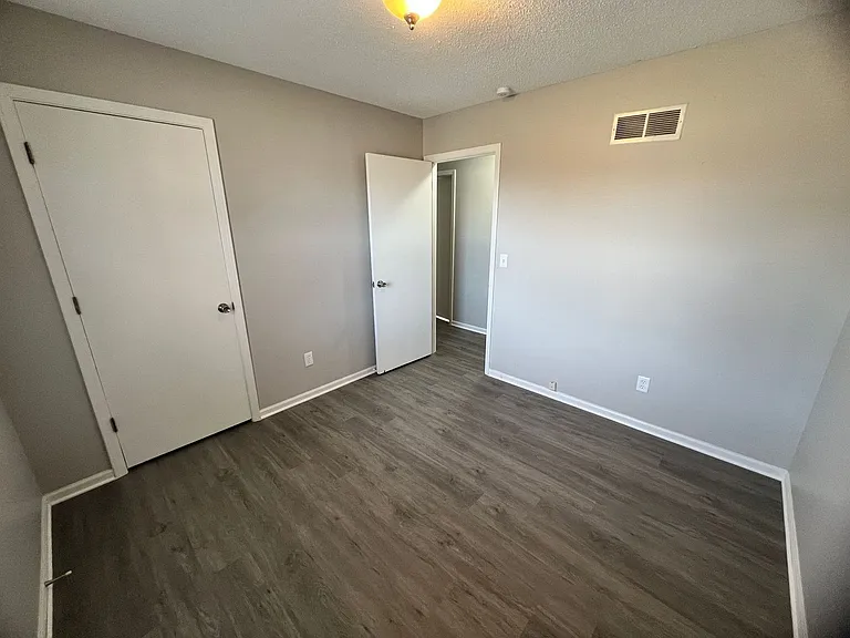 843 W Kansas St — Photo 10