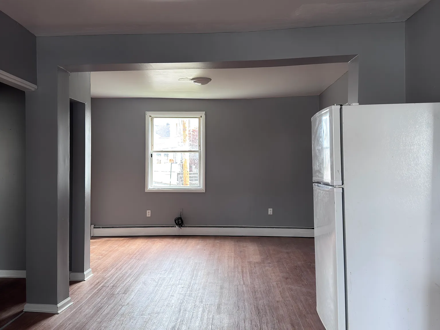 3 bed, 900 sqft, $1,300 — Photo 3