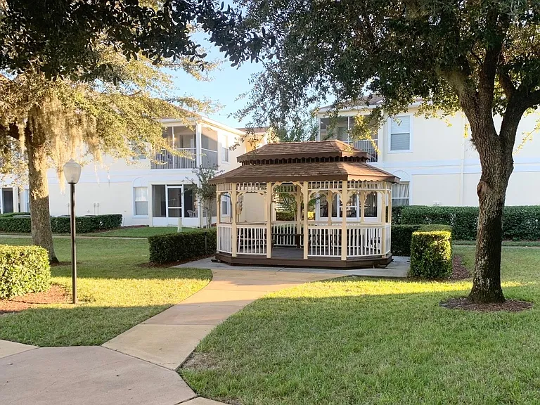 8824 Coral Palms Ct #B — Photo 32